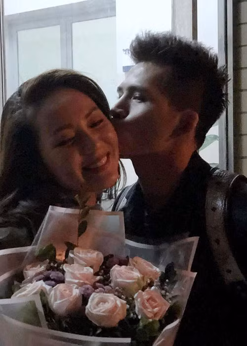 Quốc Thiên đăng tải khoảnh khắc hôn má Phương Linh.