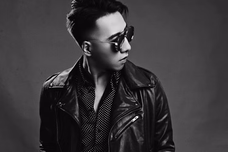 Only C tham gia hoạt động âm nhạc chuyên nghiệp vào năm 2009 khi là nhạc sĩ, nhà sản xuất cho album đầu tay “Try to up” của Khổng Tú Quỳnh.