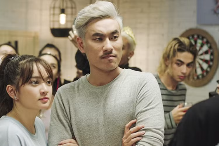 Nội dung phim “Em chưa 18” kể về cặp đôi Hoàng (Kiều Minh Tuấn đóng) và Linh Đan (Kaity Nguyễn đóng). Bị người bạn trai phụ bạc (Will đóng), cô nữ sinh trung học Linh Đan quyết định cặp với Hoàng - một người đàn ông ăn chơi. Trải qua nhiều tình huống dở khóc dở cười, Hoàng và Linh Đan nảy sinh tình cảm. Ảnh: Thể thao văn hóa