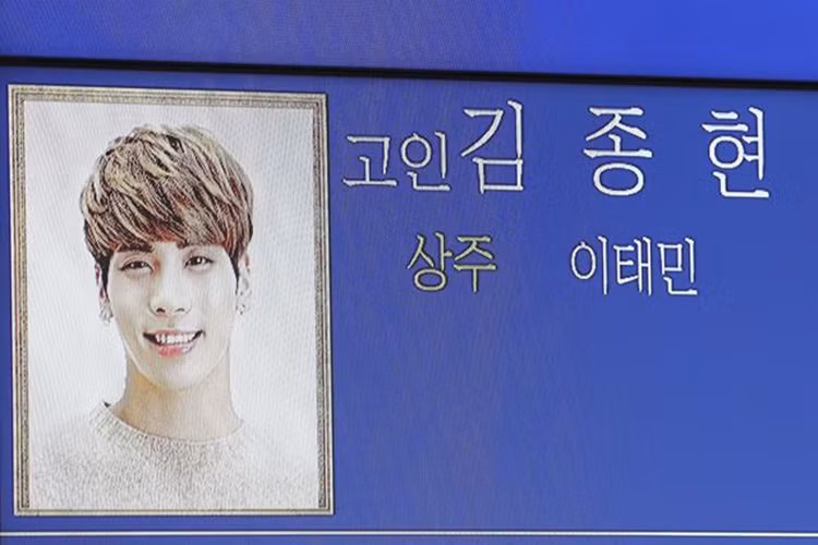 Sáng ngày 19/12, lễ tang của Jonghyun diễn ra tại Seoul. Trong lá thư tuyệt mệnh, anh chia sẻ về căn bệnh trầm cảm của mình. Ảnh: hankookilbo