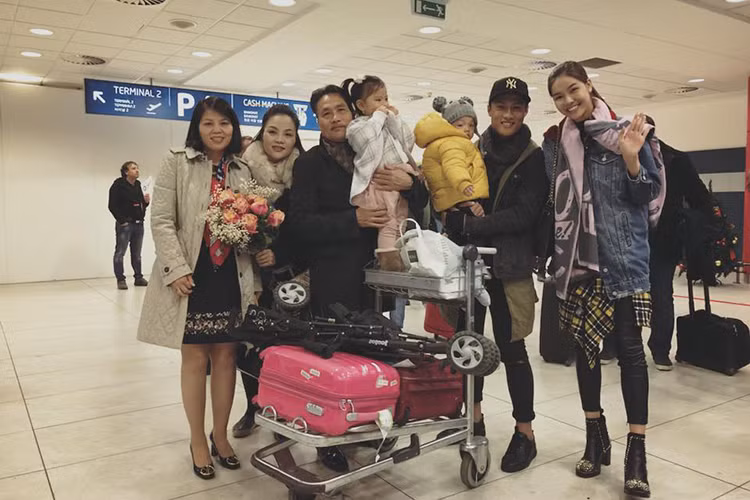 Vợ chồng sao Việt Kỳ Hân được gia đình đón tại sân bay Praha.