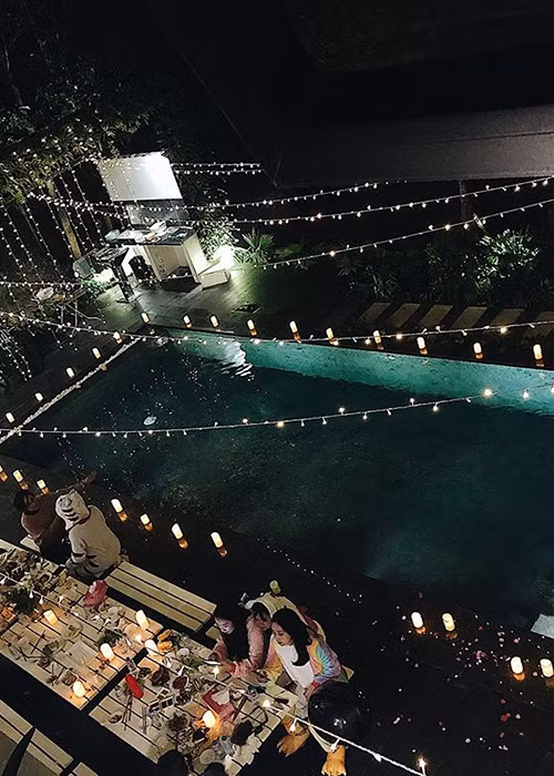 Huyền My tổ chức sinh nhật ngoài trời ngay bên cạnh hồ bơi.