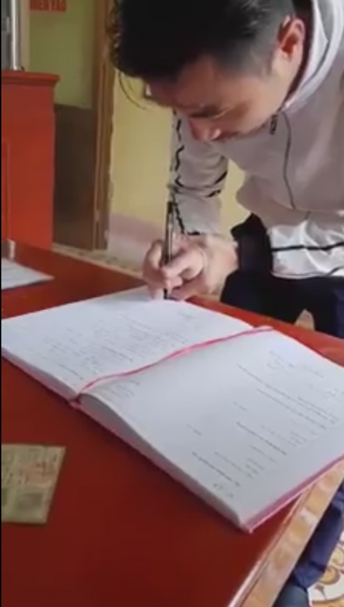 Đặt tay lên ngực để lắng nghe con tim trước quyết định “sinh tử”.