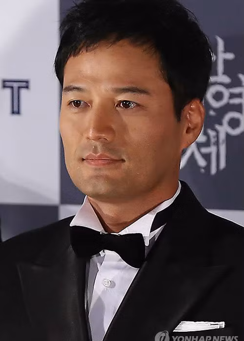 Ngày 24/6/2016, tài tử "Tối nay ăn gì" treo cổ tự tử tại nhà riêng vì bệnh trầm cảm. 2 ngày sau đó, anh qua đời vì bị chết não.