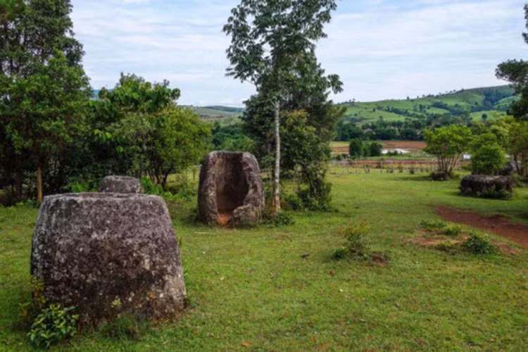 Vào đầu những năm 1930, một chuyên gia từ Pháp kết luận rằng chum đá liên quan tới nghi thức an táng thời tiền sử. Các khai quật của các nhà khảo cổ học Lào và Nhật Bản cũng tìm thấy hài cốt người và đồ sứ quanh chum đá.