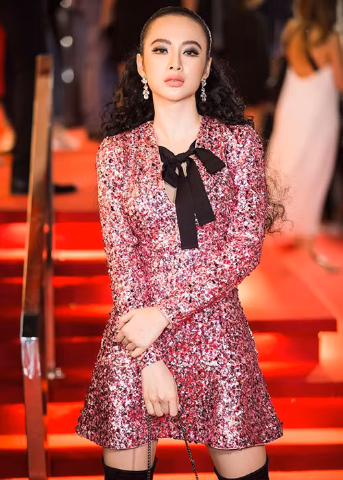  Angela Phương Trinh đã trả nợ cho bố mẹ. Ở tuổi 15, cô nai lưng đóng phim. Cũng vì chạy show quá nhiều, nữ diễn viên phim “Sứ mệnh trái tim” đã phải tạm dừng việc học một thời gian.