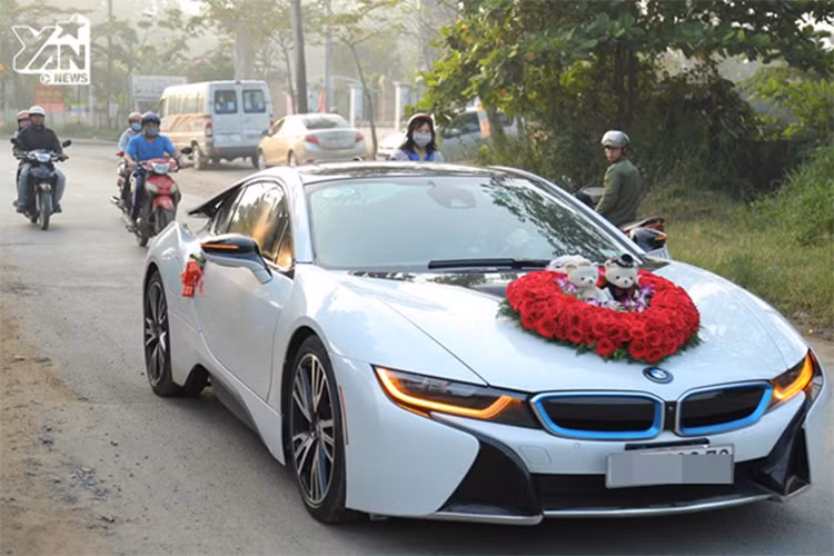 Hình ảnh chiếc xe ô tô sang trọng đón Lâm Khánh Chi về nhà chồng. Ảnh: Thể thao văn hóa