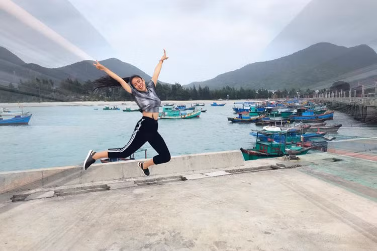 Lê Phương được chồng ghi lại khoảnh khắc nhí nhảnh ở Côn Đảo.