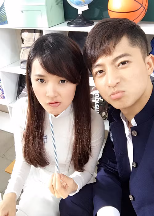 Trên trang Fanpage, Midu và Harry Lu từng nhiều lần đăng hình ảnh bên nhau trong phim “4 năm 2 chàng trai 1 tình yêu” kèm những lời có cánh. Ảnh: FBNV