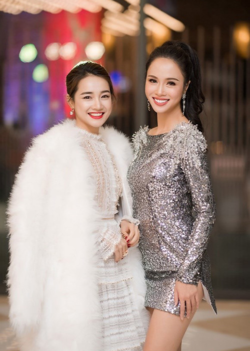 Vũ Ngọc Anh khoe đôi chân dài trong bộ đầm ngắn bên cạnh Nhã Phương tại sự kiện ra mắt phim “Lôi báo”. Ảnh: Saostar