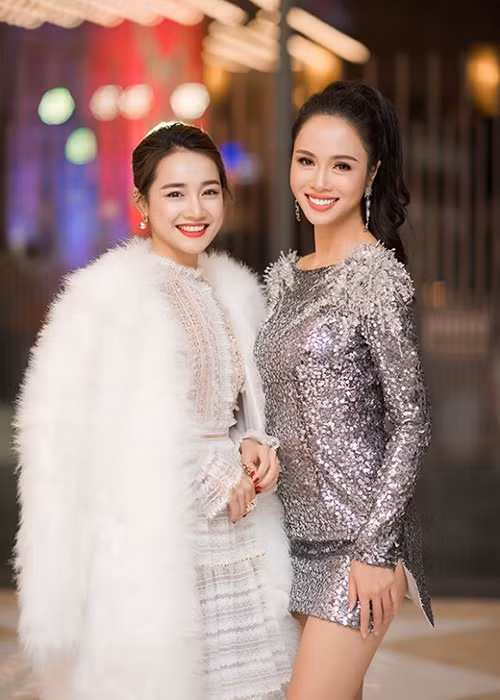 Vũ Ngọc Anh khoe đôi chân dài trong bộ đầm ngắn bên cạnh Nhã Phương tại sự kiện ra mắt phim “Lôi báo”. Ảnh: Saostar