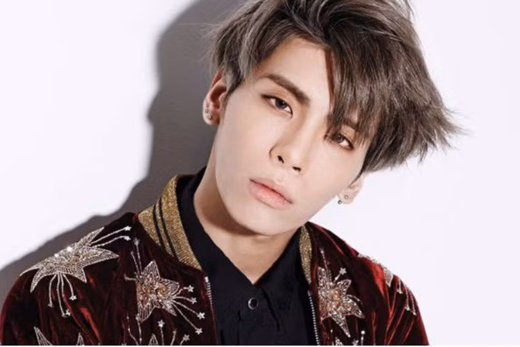 Kim Jonghyun sinh năm 1990. Anh là giọng ca chính của nhóm nhạc đình đám xứ Hàn Shinee được ra mắt vào năm 2008.