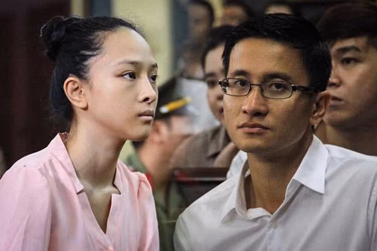 Năm 2015, Hoa hậu Phương Nga vướng vụ kiện tụng lừa đại gia Cao Toàn Mỹ 16,5 tỷ đồng. Sau hơn 2 năm bị tạm giam, cô được tại ngoại, chờ điều tra bổ sung vụ án. Ảnh: Thể thao văn hóa