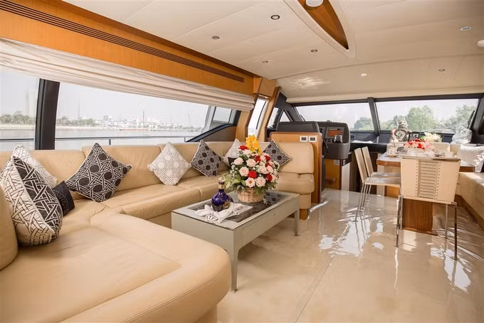 Lý Nhã Kỳ từng chia sẻ, cô chủ yếu sử dụng chiếc du thuyền này để đưa cả gia đình đi nghỉ dưỡng và phục vụ một số hoạt động cá nhân chứ không có ý định mang ra kinh doanh - Ảnh: Internet