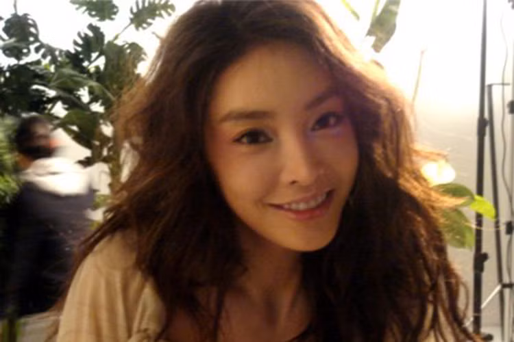 Năm 2009, Jang Ja Yeon - nữ diễn viên phim Vườn sao băng khiến dư luận sốc khi cảnh sát kết luận cô tự tử vì bị lạm dụng.