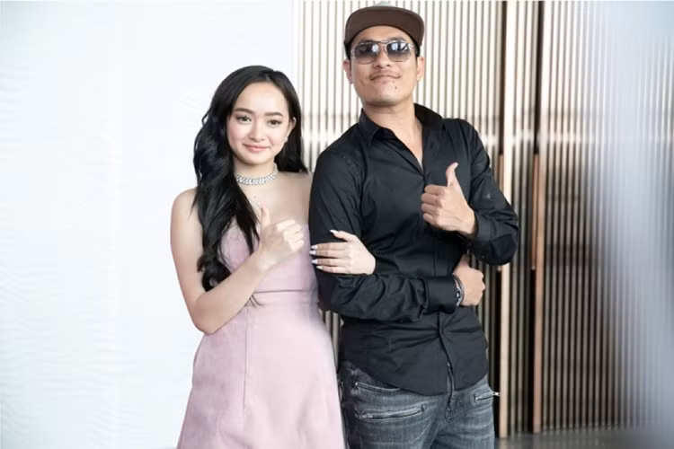 Sự thành công của “Em chưa 18” giúp tên tuổi của Kiều Minh Tuấn và Kaity Nguyên vụt sáng. Trước khi đóng chính “Em chưa 18”, Kiều Minh Tuấn được biết đến qua các vai phụ hài hước trong loạt phim điện ảnh: “Lộc phát”, “Nắng”... Với Kaity Nguyễn, cô nổi như cồn trên mạng xã hội dù “Em chưa 18” là bộ phim đầu tiên cô tham gia diễn xuất. Ảnh: Thế giới điện ảnh