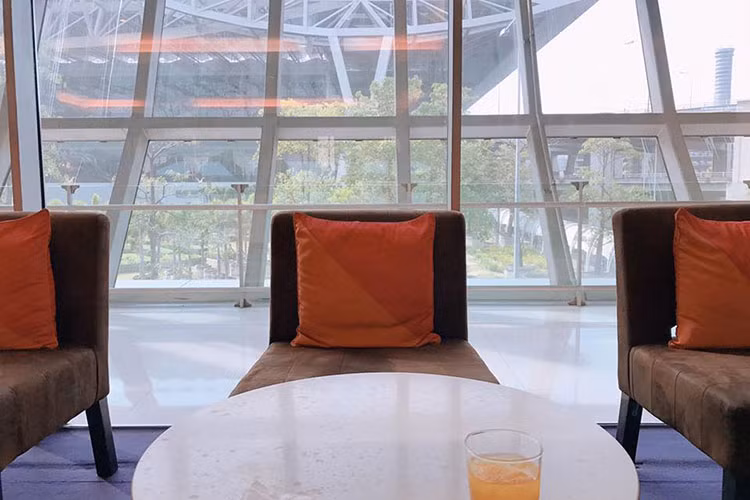 Đặng Thu Thảo đăng tải hình ảnh chờ đợi chuyến bay ở Thái Lan.