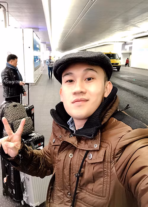 Dương Triệu Vũ cũng đón Giáng sinh ở nước ngoài khi đi lưu diễn ở Frankfurt, Đức.