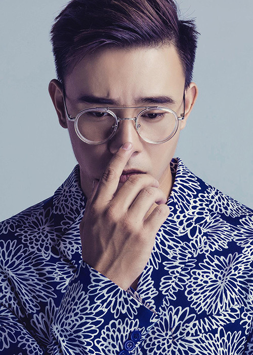 Đông Hùng quá mệt mỏi khi tiếp tục gánh thêm những món nợ mới do mẹ gây ra. Vì vậy, anh buộc phải lên tiếng cầu xin mọi người không cho mẹ của anh vay tiền nữa, cũng như mong mẹ hãy thương anh và em trai của anh. Ảnh: FBNV