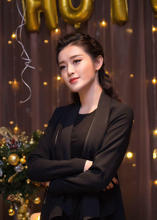 Trước thềm sinh nhật, Huyền My còn được dàn người đẹp thi Hoa hậu Hòa bình Quốc tế 2017 chúc mừng.