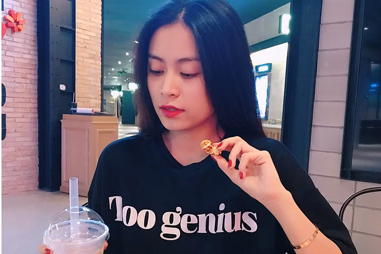 Hoàng Thùy Linh khẳng định đang rất bận rộn: “Lúc nãy vừa đăng hình cuối năm thảnh thơi đi xem phim để lừa đảo tí thôi chứ tớ phải chạy khắp nơi các bạn nhé”.