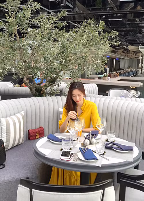 Gần đây, Hoa hậu Việt Nam 2012 còn liên tục xuất hiện trong trang phục khá rộng rãi, thoải mái.