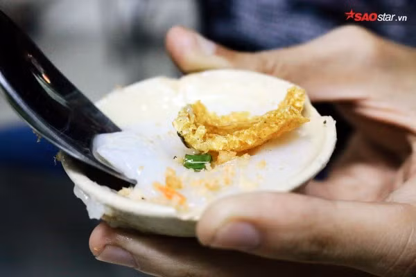 Những ai đã trót đam mê các món bánh Huế thì khó lòng từ chối cái thú vui khi ăn bánh bèo chén đó là ngồi nậy từng chiếc. Chum bánh khá nhỏ và dính vào khuôn, người ăn phải dùng chiếc muỗng nhỏ xoay đều vòng quanh rồi múc một ít nước mắm vừa đủ để chan lên mà thưởng thức. Chính vì nhỏ như thế mà động tác đi muỗng phải thật khéo léo và kiên nhẫn, từ tốn khi ăn, không thể vội vã để lấy bánh ra mà không bị nát được.