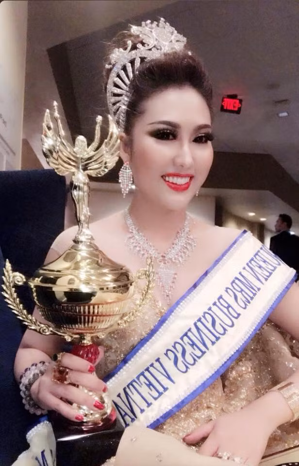 Ngoài ra, màn ứng xử thi hoa hậu của Phi Thanh Vân cũng vấp phải những khen chê trái chiều.