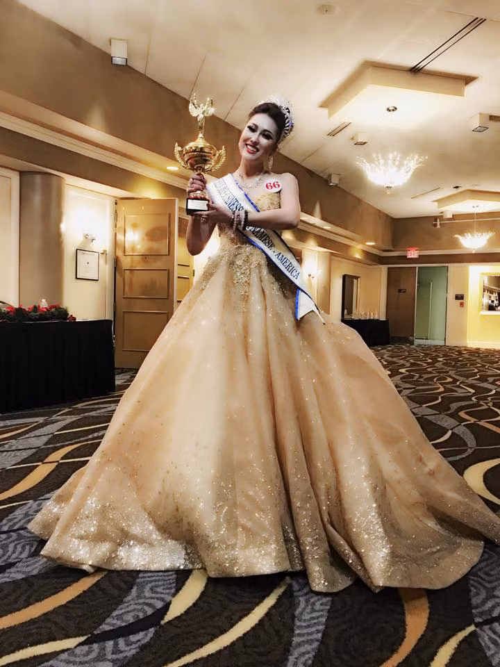 Trước khi tham gia cuộc thi, Phi Thanh Vân đã trải qua 19 lần dao kéo. Cô cũng không ngại chia sẻ điều này trong đêm chung kết.