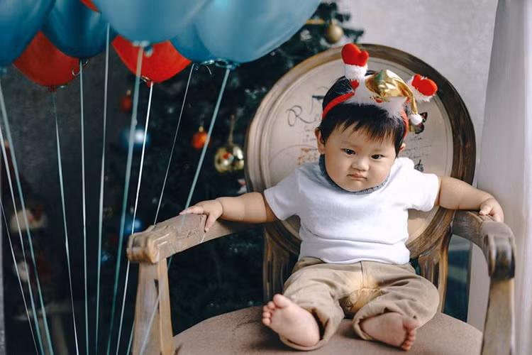 Khánh Hiền đăng tải khoảnh khắc con trai phụng phịu khi đang ngủ ngon mà bị mẹ kêu dậy chụp ảnh.