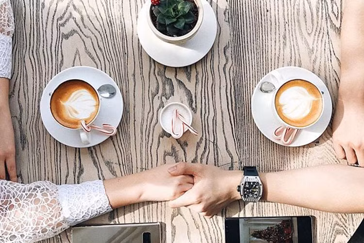 Xuân Thảo đăng tải hình ảnh nắm tay Phan Thành đón Giáng sinh.