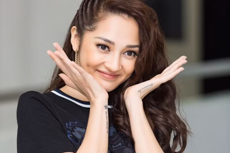 Bảo Anh chia sẻ: “Giả bộ dễ thương. Không ngờ dễ thương thật”.