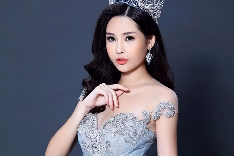 Tháng 10/2017, ngay khi đoạt vương miện Hoa hậu Đại dương 2017, Lê Âu Ngân Anh vấp phải sự phản ứng gay gắt của dư luận. Cô bị chê kém sắc và từng phẫu thuật thẩm mỹ, dù đã tháo sụn mũi trước khi thi hoa hậu. Trước áp lực của dư luận, ban tổ chức cuộc thi nhận sai và nộp phạt khi để Ngân Anh tham gia chung kết và đăng quang. Ảnh: FBNV