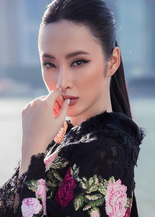 Bố mẹ của Angela Phương Trinh từng mua trả góp chiếc ô tô vài trăm triệu để Angela Phương Trinh đi đóng phim đỡ vất vả. Tuy nhiên, gia đình cô không thể trả nợ gốc dẫn đến khoản nợ lên đến tiền tỷ.