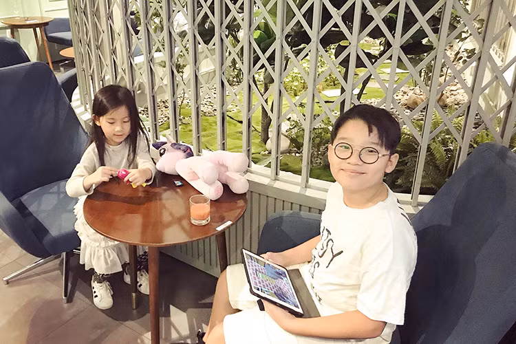 Sao Việt Hoàng Bách tiết lộ cậu con trai Tê Giác là người rất nguyên tắc khi đòi bố phải xếp hàng kiểm tra an ninh cho đúng trong chuyến bay cuối cùng của năm.