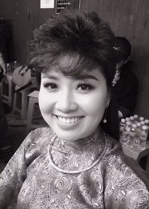 Lê Khánh viết: “Con người không thể sống mãi với quá khứ nên phải mạnh mẽ để chấp nhận thực tại và chào đón tương lai. Mạnh mẽ lên em nhé”.