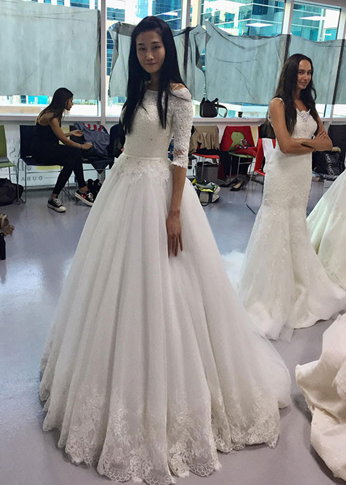 Kha Mỹ Vân mặc váy cưới tham gia một buổi diễn thời trang ở Dubai.