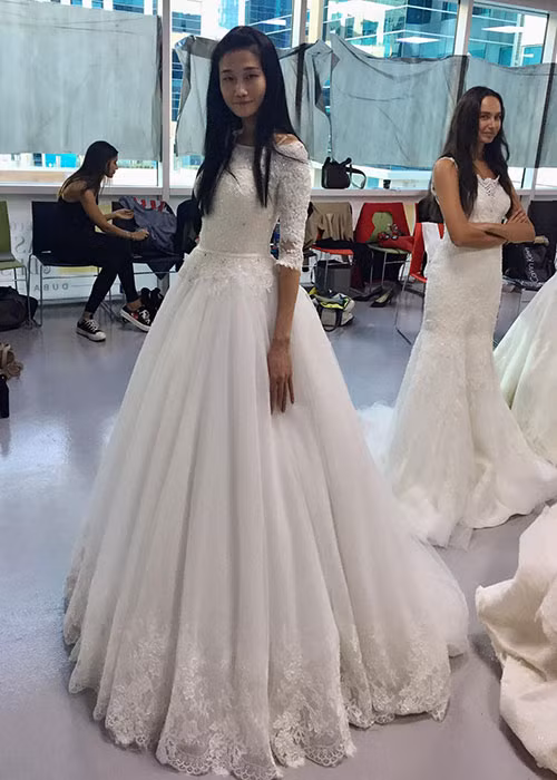 Kha Mỹ Vân mặc váy cưới tham gia một buổi diễn thời trang ở Dubai.