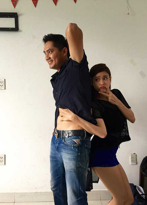 Minh Luân còn đăng tải loạt ảnh hậu trường phim “Thề không gục ngã”. Trong đó, Minh Luân và Trương Quỳnh Anh có không ít khoảnh khắc đùa giỡn trên phim trường. Ảnh: FBNV