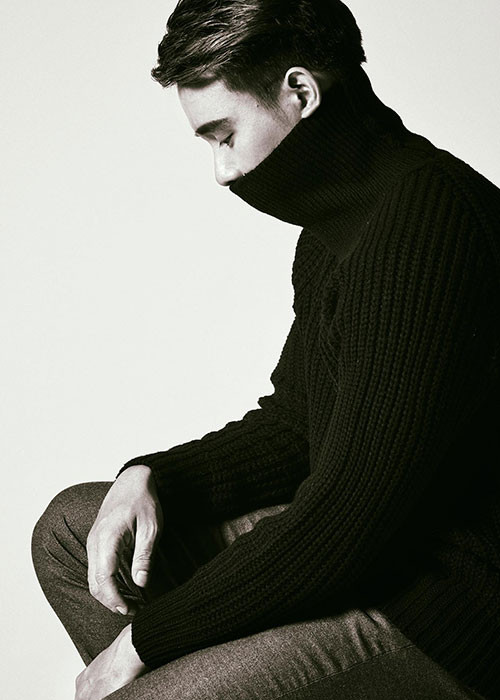 Đông Hùng tiết lộ đầu năm 2017, số nợ còn 4 tỷ đồng nhưng mẹ anh lại chơi họ và vay nặng lãi khiến nợ mới phát sinh đến 300 triệu đồng. Ngoài trả nợ thay mẹ, sao Việt này còn một mình lo cho em trai.