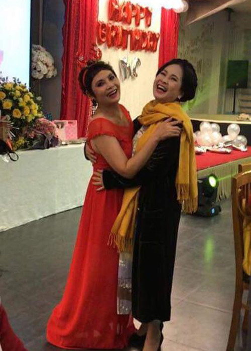 “Mẹ chồng” Lan Hương chúc mừng sinh nhật nghệ sĩ Minh Châu: “Chị em ta bánh đa bánh đúc! Chúc chị của em trẻ đẹp và hạnh phúc! Luôn rạng rỡ như thế này chị nhé”.