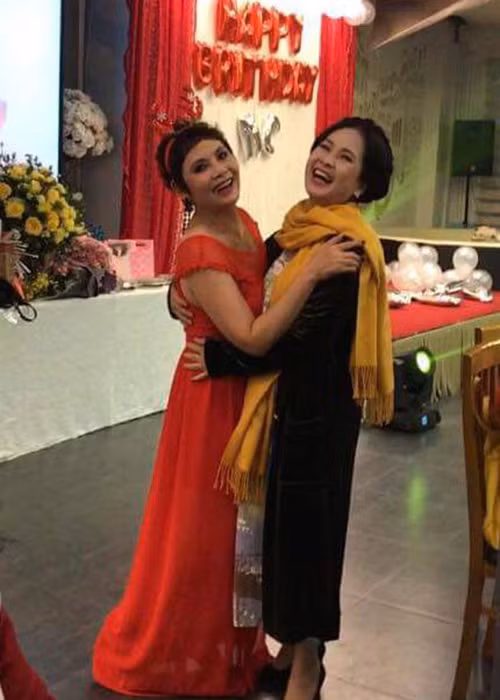 “Mẹ chồng” Lan Hương chúc mừng sinh nhật nghệ sĩ Minh Châu: “Chị em ta bánh đa bánh đúc! Chúc chị của em trẻ đẹp và hạnh phúc! Luôn rạng rỡ như thế này chị nhé”.