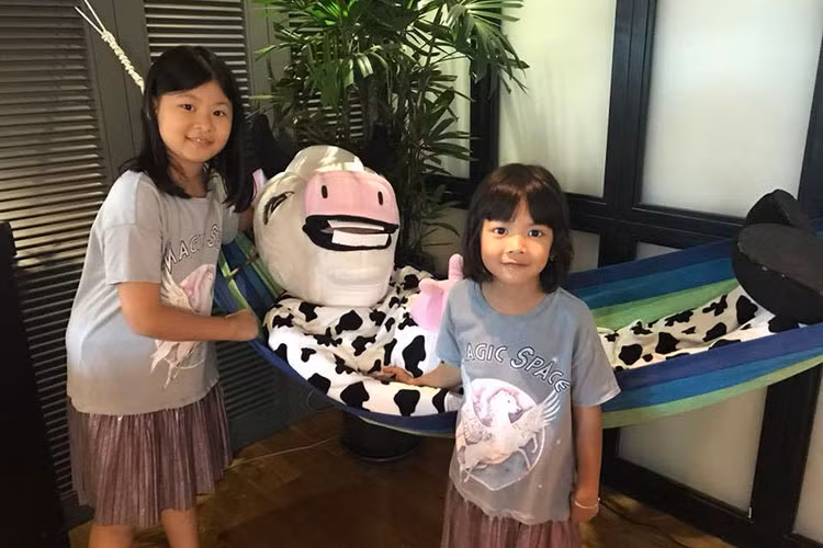 Anh Thơ tiết lộ 2 cô con gái đều rất nhớ mẹ đang đi công tác ở nước ngoài.