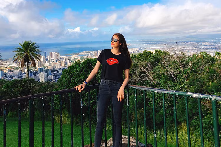 Phạm Hương đăng tải hình ảnh tại Hawaii, Mỹ kèm chú thích: “Trả lời đi. Thanh xuân là gì?”.