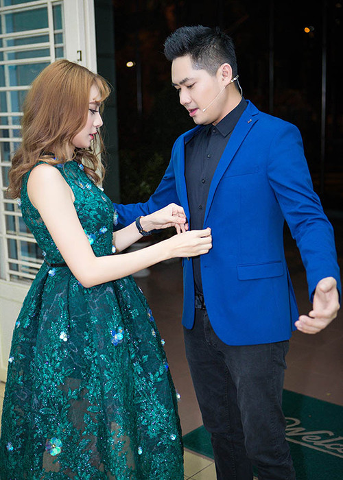 Hồ Bích Trâm ân cần chỉnh trang phục cho Minh Luân. Ảnh: Dân Việt