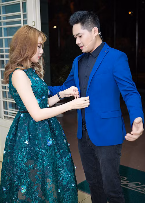 Hồ Bích Trâm ân cần chỉnh trang phục cho Minh Luân. Ảnh: Dân Việt