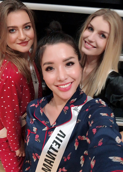 Khánh Phương rạng rỡ trong một buổi tập luyện mà các thí sinh quyết định mặc trang phục pyjama và không đi giày cao gót. Ảnh: FBNV