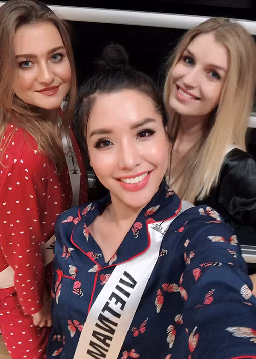 Khánh Phương rạng rỡ trong một buổi tập luyện mà các thí sinh quyết định mặc trang phục pyjama và không đi giày cao gót. Ảnh: FBNV