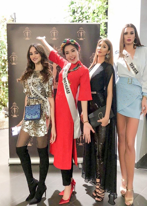 Ở phần thi tài năng, Khánh Phương diện trang phục áo dài. Trong ảnh, cô tươi rói bên các người đẹp khác tại cuộc thi. Ảnh: Gia đình Việt Nam