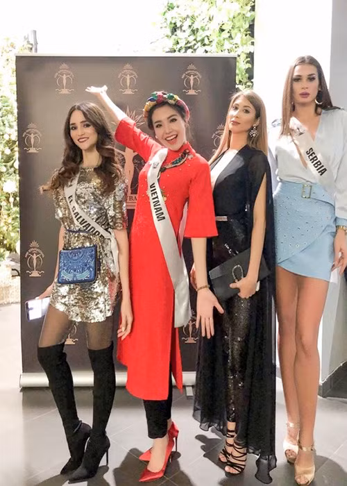 Ở phần thi tài năng, Khánh Phương diện trang phục áo dài. Trong ảnh, cô tươi rói bên các người đẹp khác tại cuộc thi. Ảnh: Gia đình Việt Nam